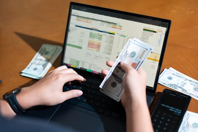 هل يمكن أن تصبح غنيا من التداول؟ الحقيقة الكاملة