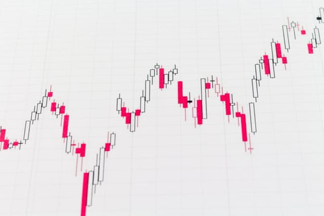 Three Black Crows Pattern: Spotting Potential Bearish Shifts