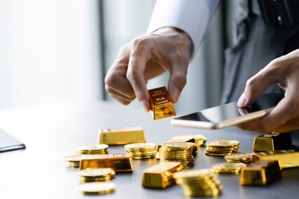 كيف استثمر مبلغ صغير في الذهب وأحقق عوائد على المدى الطويل؟